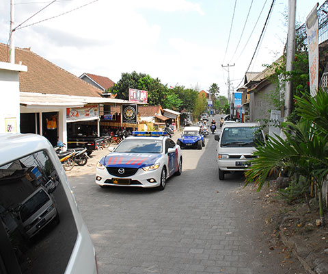 バリ島の警察官が白バイまたはパトカーでお客様の移動車を先導