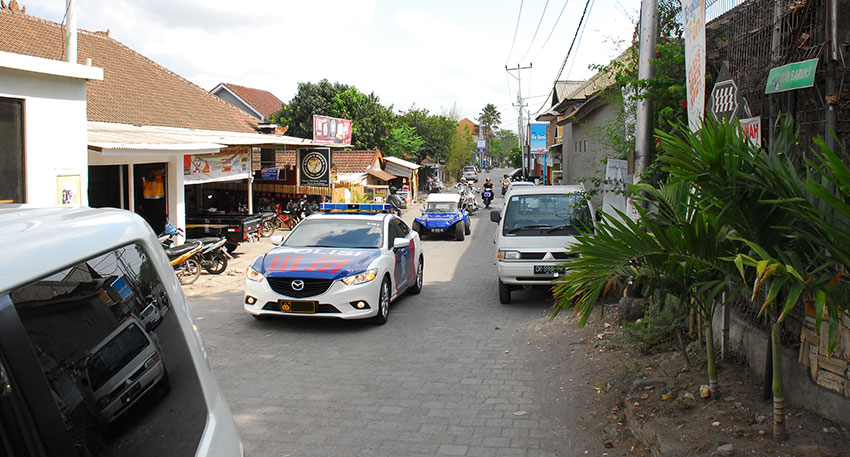 バリ島の警察官が白バイまたはパトカーでお客様の移動車を先導