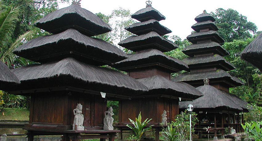 6つのメルが印象的なバトゥカル寺院