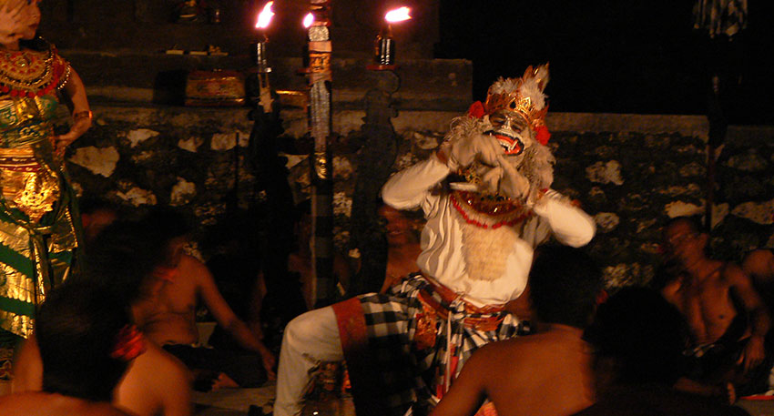 バリ島の伝統的な舞踊観賞をお楽しみください