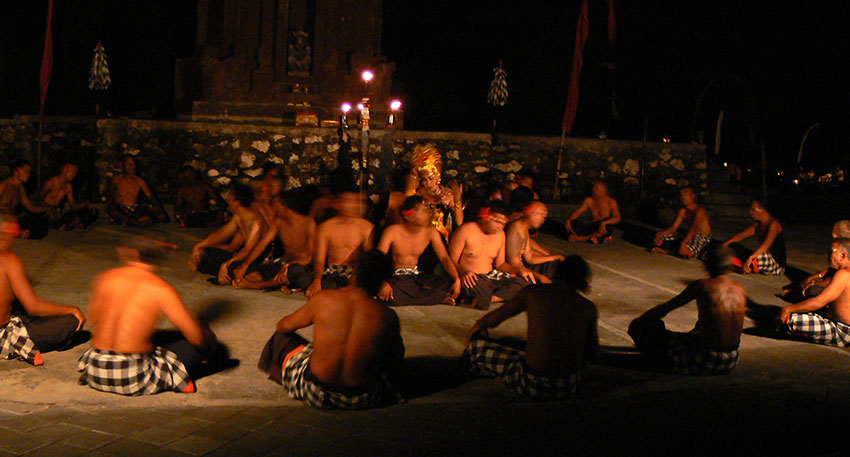 ケチャックダンスはバリ島の舞踊の中でも特に人気です