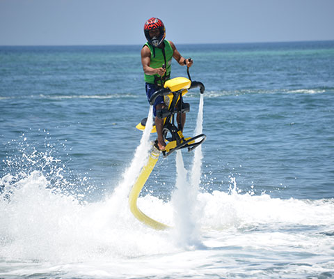 ジェットバイクは約12kg・全長約150cmのバイクにまたがり水を噴射して空中へ上がります