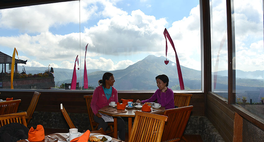 バトゥール山を眺められるマドゥ・サリ・レストランにてモーニングティー