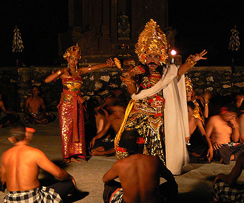 ツアーには伝統舞踊のケチャックダンス観賞も含まれています